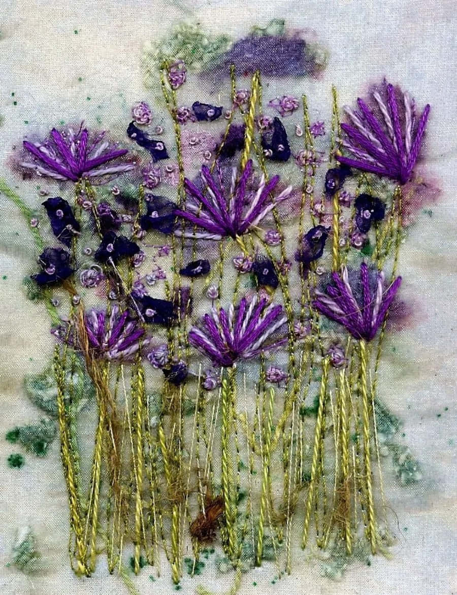 Textile Art 桌布 壁紙 — 紫色刺繡花朵搭配金色花莖，在帶有綠色水彩渲染的紋理布料上盛開。