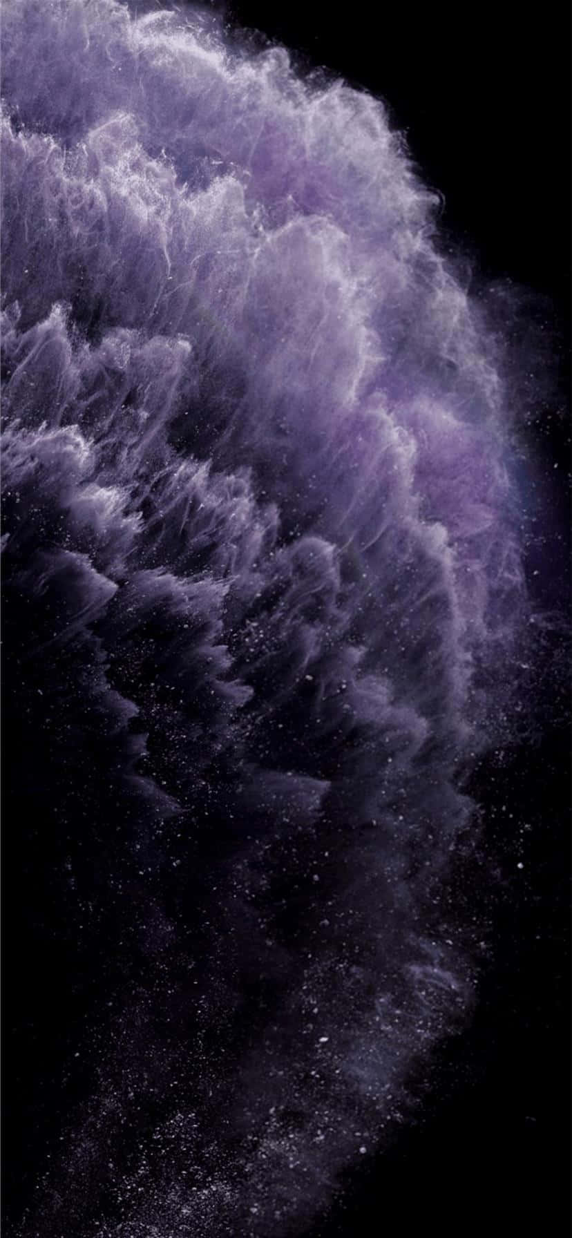 iPhone 11 桌布 壁紙 — 紫色和白色的宇宙塵埃在星羅棋布的黑色虛空中旋轉，形成一場宇宙爆炸。