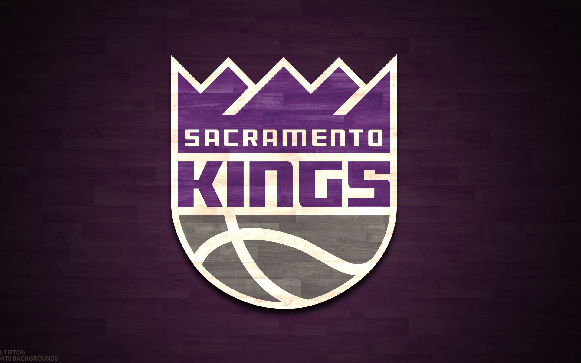 Sacramento 桌布 壁紙 — 紫色和白色的沙加緬度國王隊籃球標誌在深色木地板背景上。