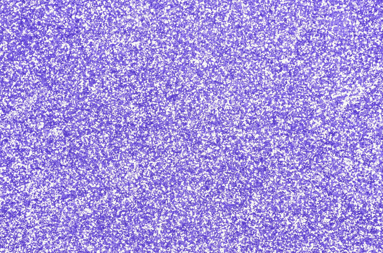 Purple Glitter 桌布 壁紙 — 紫色和白色閃爍紋理表面的特寫，帶有散落的閃光。