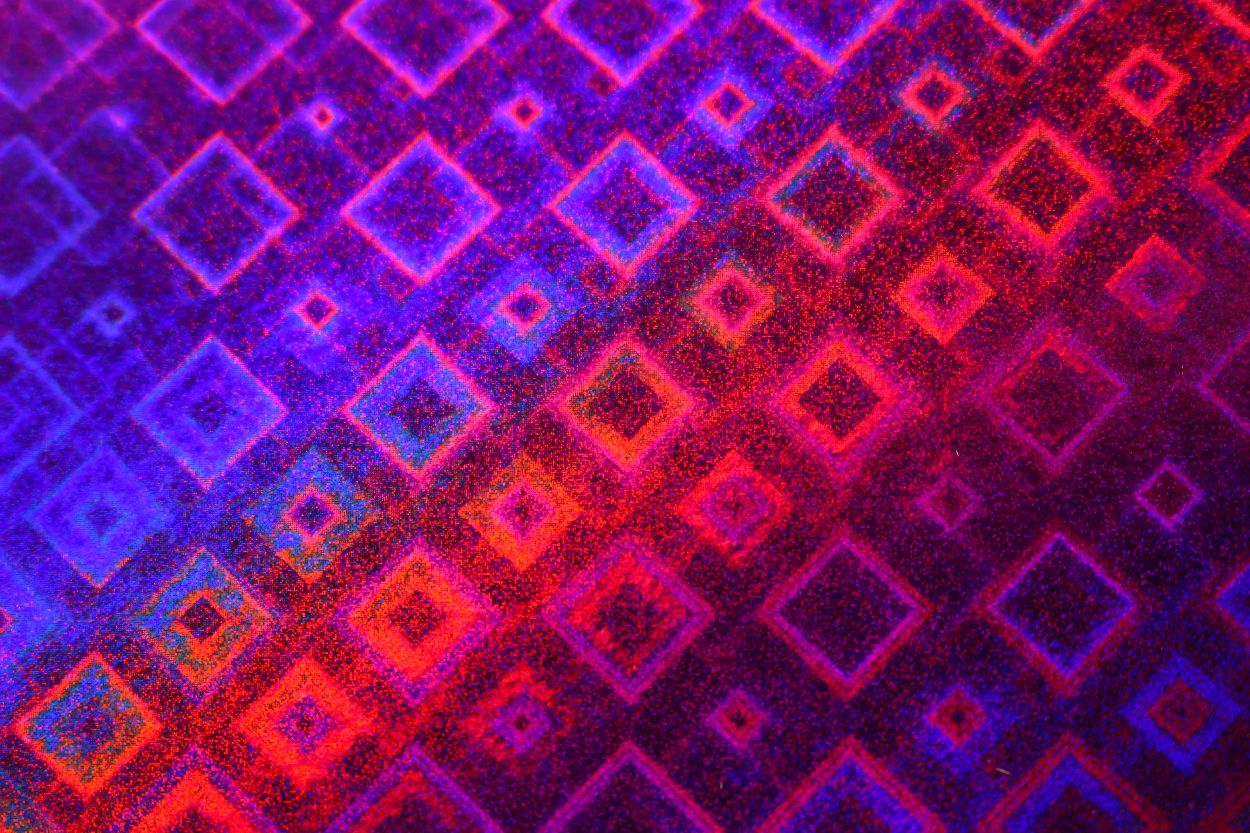 Hologram 桌布 壁紙 — 紫色和紅色發光正方形的鮮豔漸變，帶有紋理的顆粒表面。