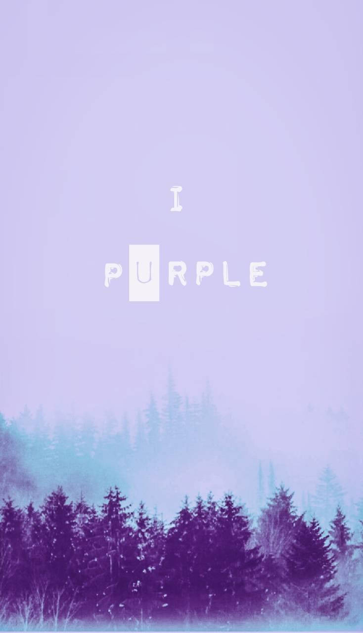 BTS 桌布 壁紙 — 紫色和藍綠色的迷霧森林剪影，文字 'I PURPLE' 居中對齊，背景是柔和的薰衣草色天空。