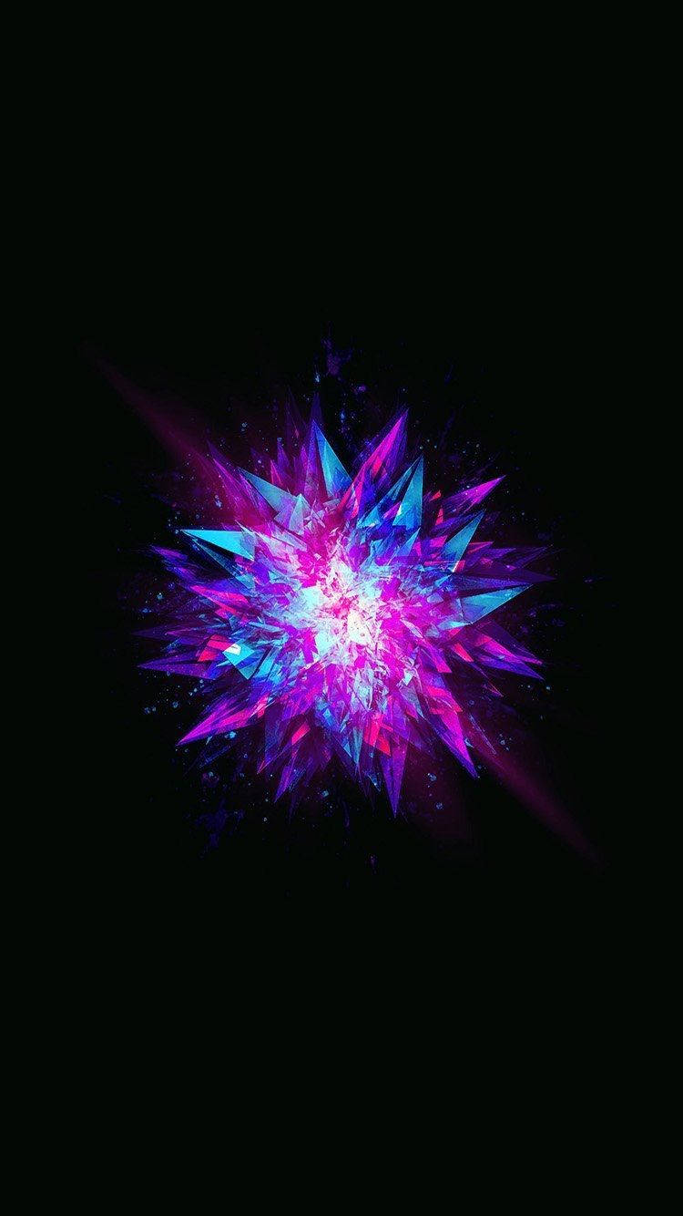 iOS 桌布 壁紙 — 紫色和藍色水晶碎片發出燦爛的幾何爆炸，在漆黑的虛空中爆發。