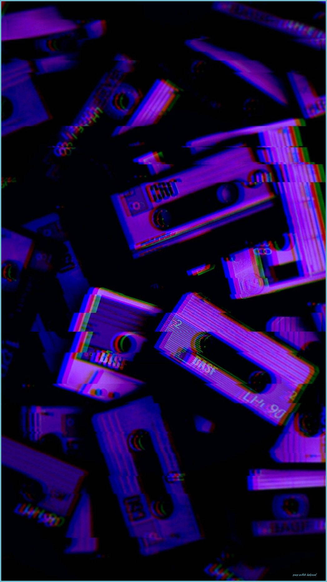 Alt 桌布 壁紙 — 紫色和藍色的故障效果卡式錄音帶在黑暗中漂浮，帶有數位扭曲效果。