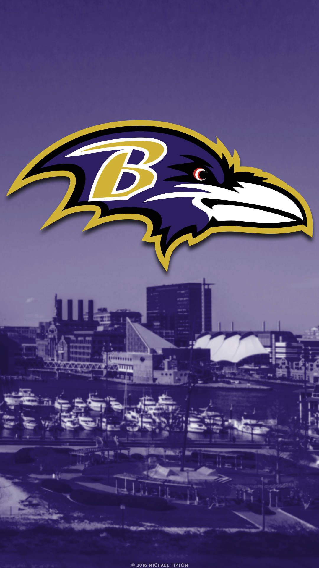 Baltimore Ravens iPhone 桌布 壁紙 — 紫色和金色的巴爾的摩烏鴉隊標誌主導了單色調的城市海濱場景，其中有船隻和建築物。
