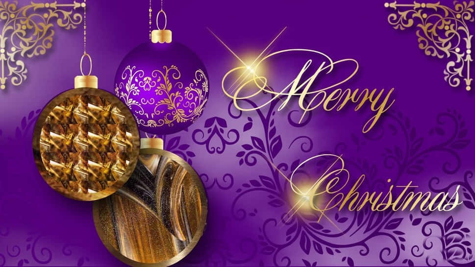 聖誕美學 桌布 壁紙 — 紫色和金色的聖誕裝飾懸掛在帶有華麗金色漩渦和發光 'Merry Christmas' 字樣的濃郁紫色背景上。