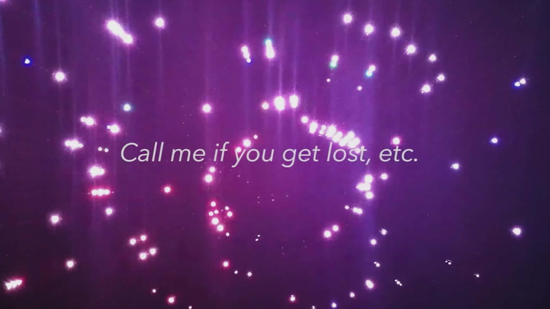 Quote 桌布 壁紙 — 紫色宇宙背景，帶有發光粒子及文字 call me if you get lost etc.