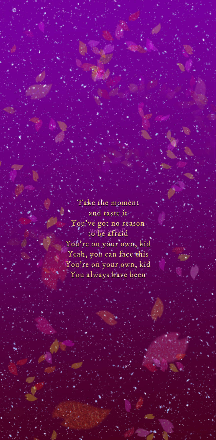 Taylor Swift Lyrics 桌布 壁紙 — 紫色宇宙背景，帶有飄落的秋葉和以溫暖文字為中心的勵志歌詞。