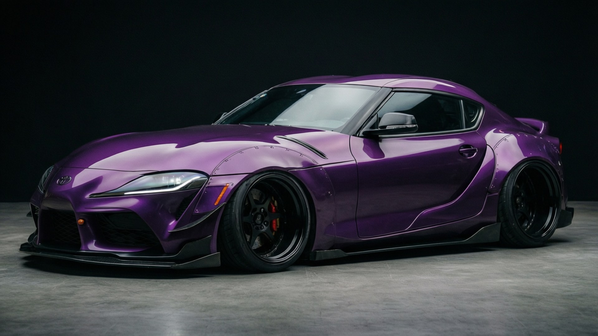 一輛深紫色寬體豐田Supra A90在戲劇性的棚燈下展示。