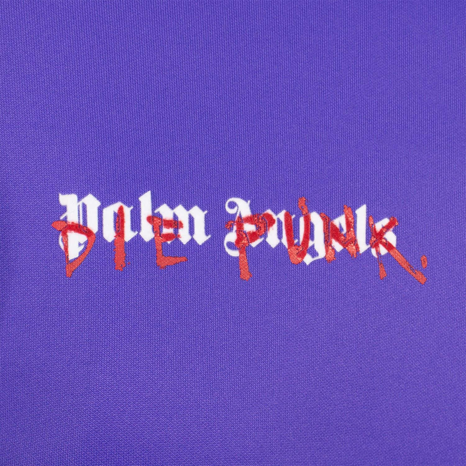 Palm Angels 桌布 壁紙 — 紫色布料近距離特寫，上面以粗體紅色和白色哥德式字體繡有「DIE PUNK」。