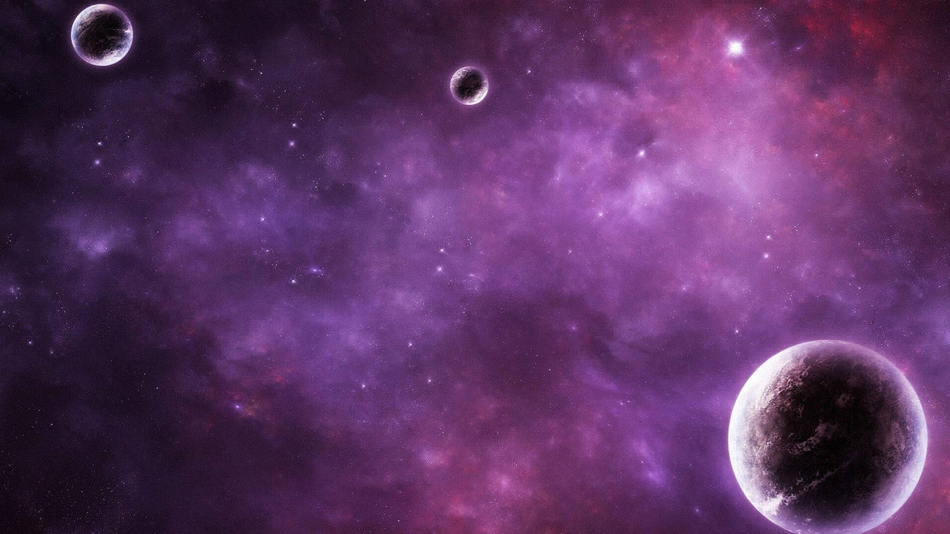 銀河 桌布 壁紙 — 紫色星雲、發光恆星以及三顆行星在虛空中漂流的宇宙景觀。