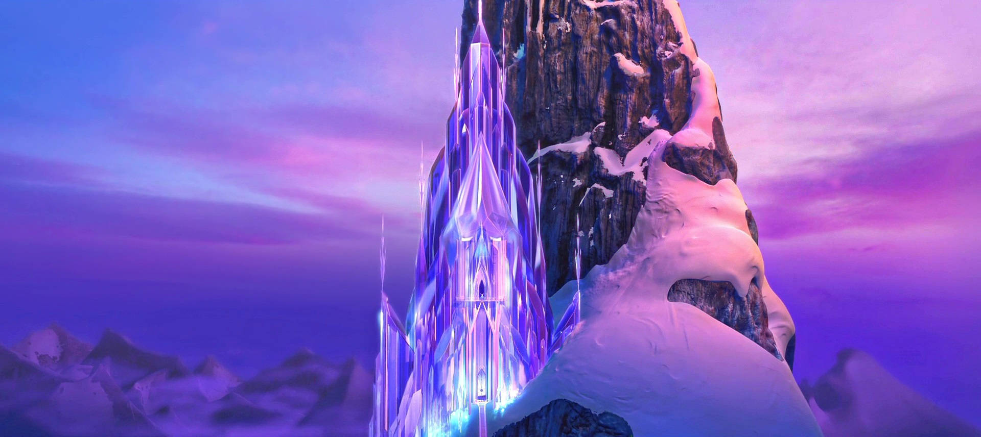 Frozen Castle 桌布 壁紙 — 紫色暮色天空下，雪覆蓋的山頂上發光的冰城堡。