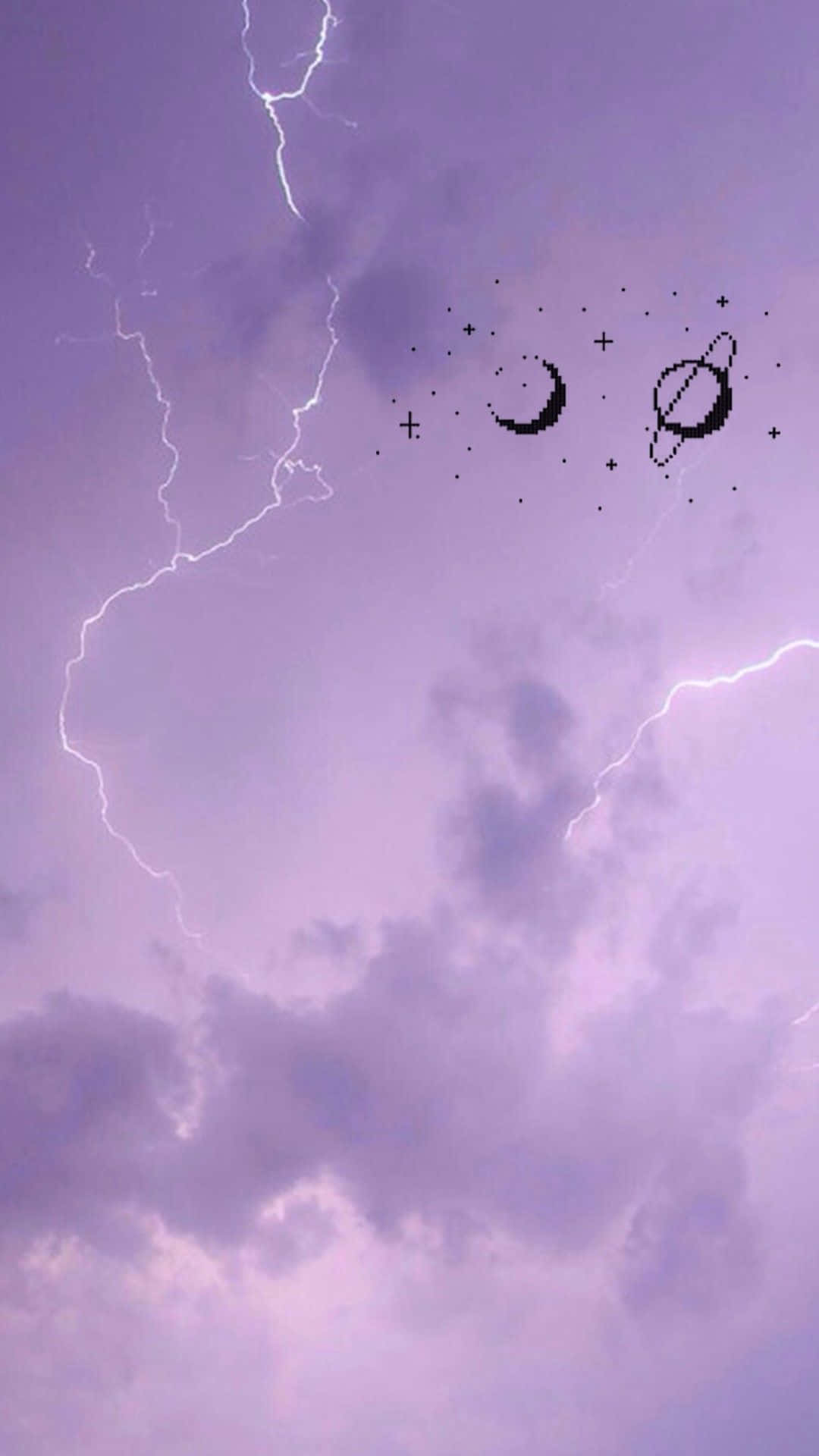 Clouds Aesthetics 桌布 壁紙 — 紫色暴風雨天空，帶有閃電和像素化的月亮行星星星漂浮在雲中。