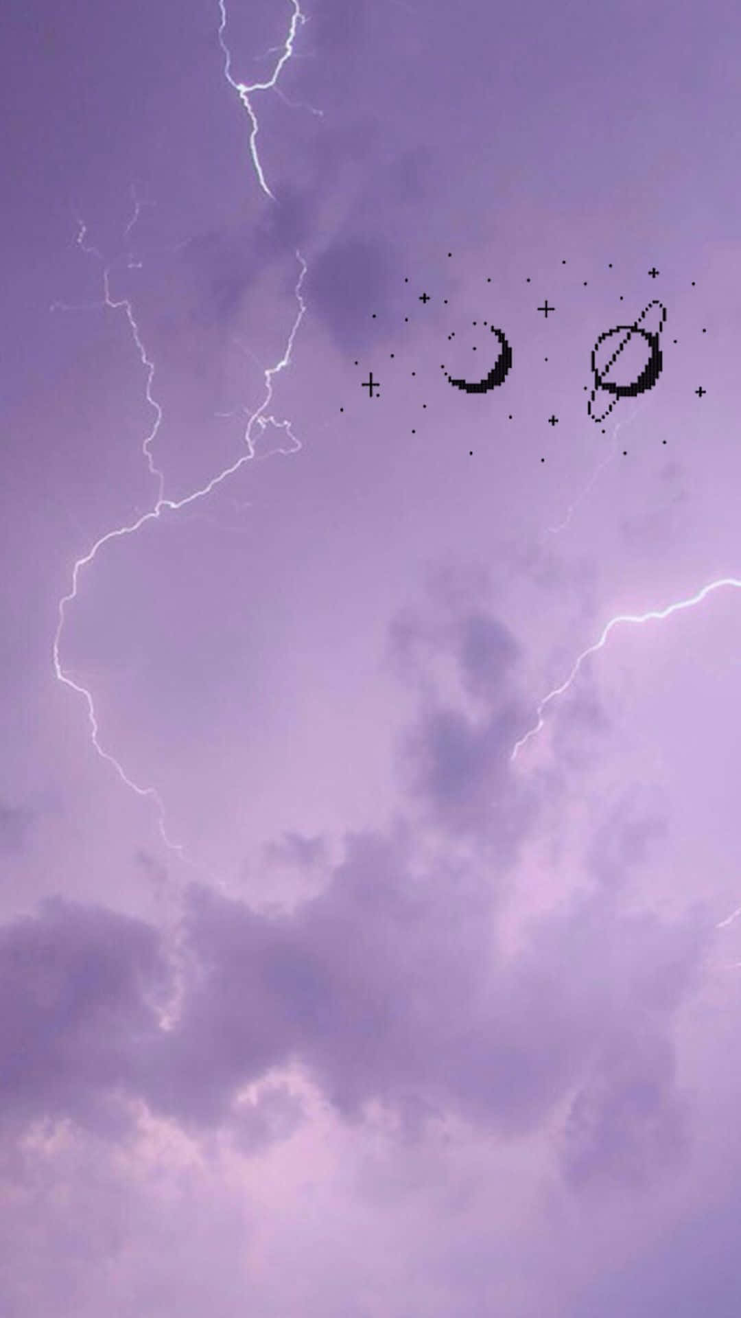 主畫面 桌布 壁紙 — 紫色暴風雨天空，帶有鮮明的閃電和像素化的月球行星星星漂浮在上方。