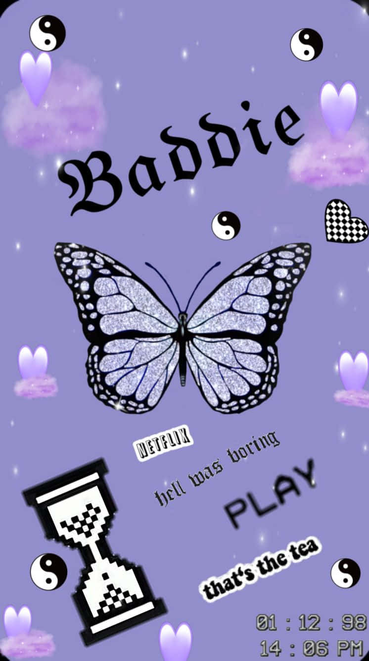 壞女孩 桌布 壁紙 — 紫色桌布，帶有閃亮蝴蝶、陰陽符號、心形以及「Baddie」和「Netflix hell was boring」等文字短語。