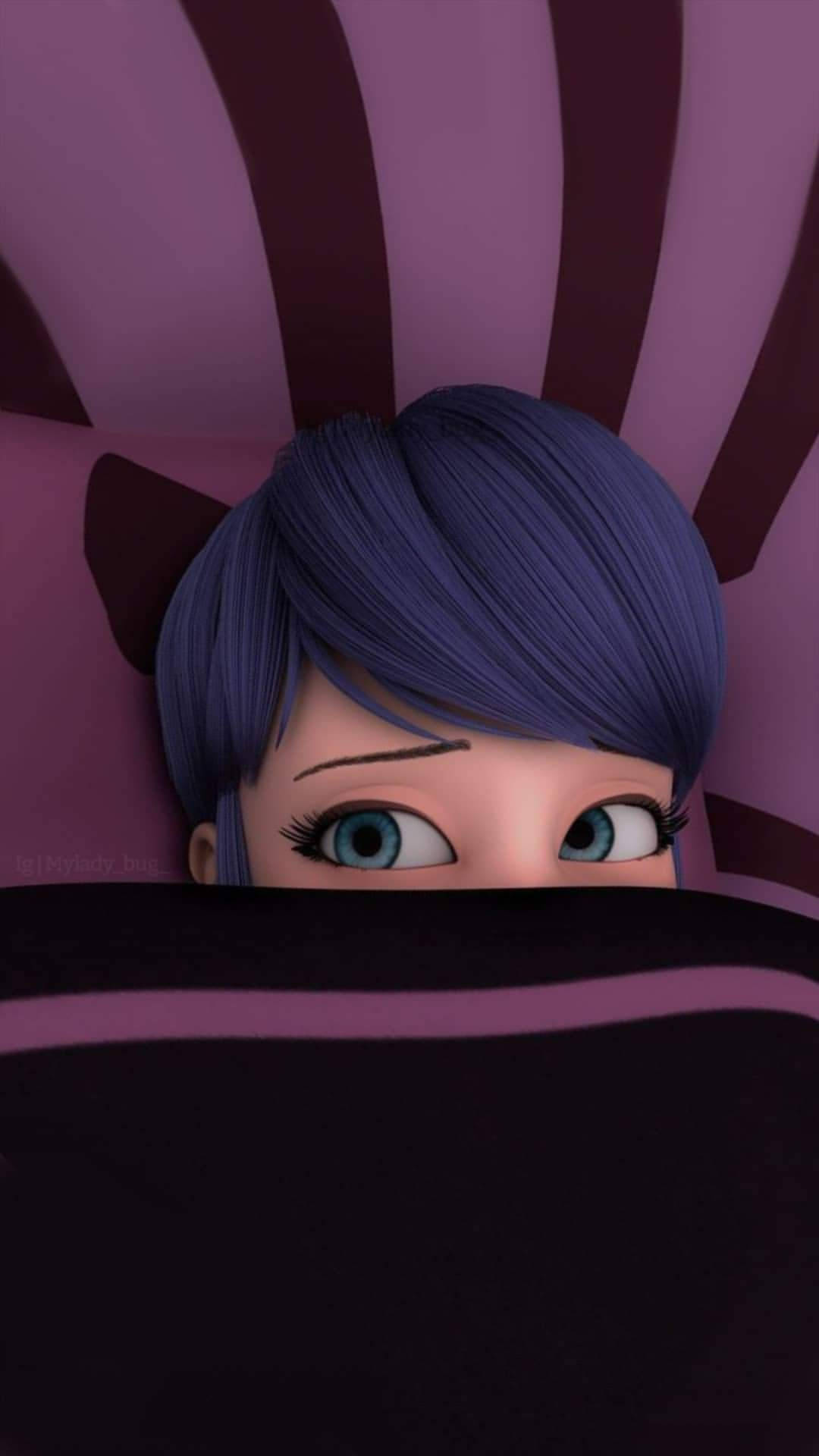 Marinette 桌布 壁紙 — 紫色條紋背景上，一個藍髮動漫女孩從深色毯子上方探出頭來，睜著好奇的大眼睛的特寫。