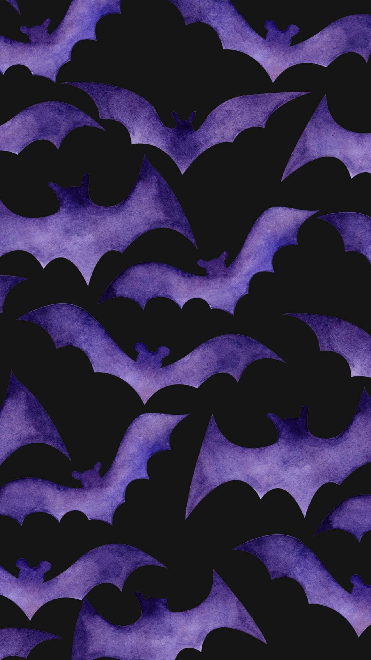bat 桌布 壁紙 — 紫色水彩蝙蝠在純黑背景上以重複圖案飛舞。
