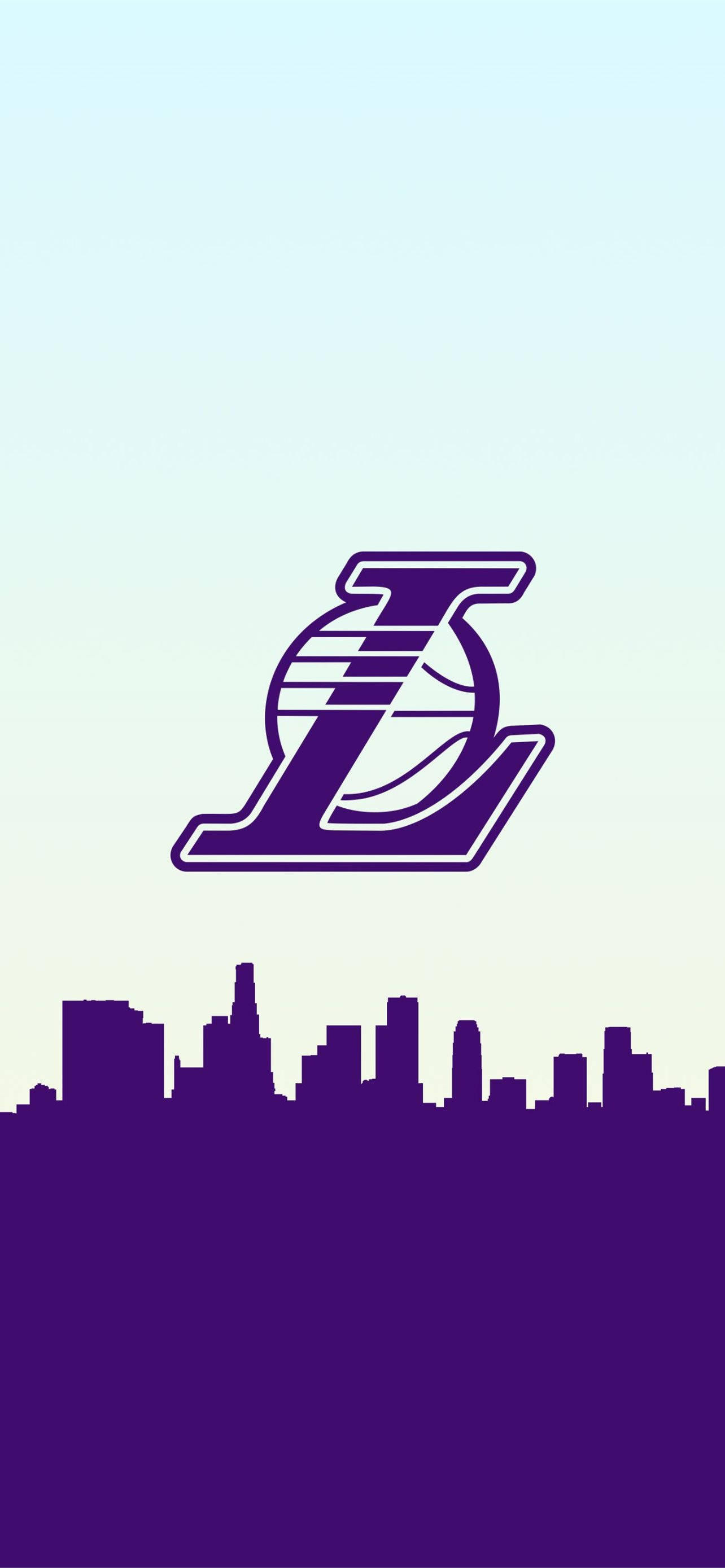 Lakers iPhone 桌布 壁紙 — 紫色洛杉磯湖人隊標誌漂浮在城市天際線上方，背景為漸變天空。