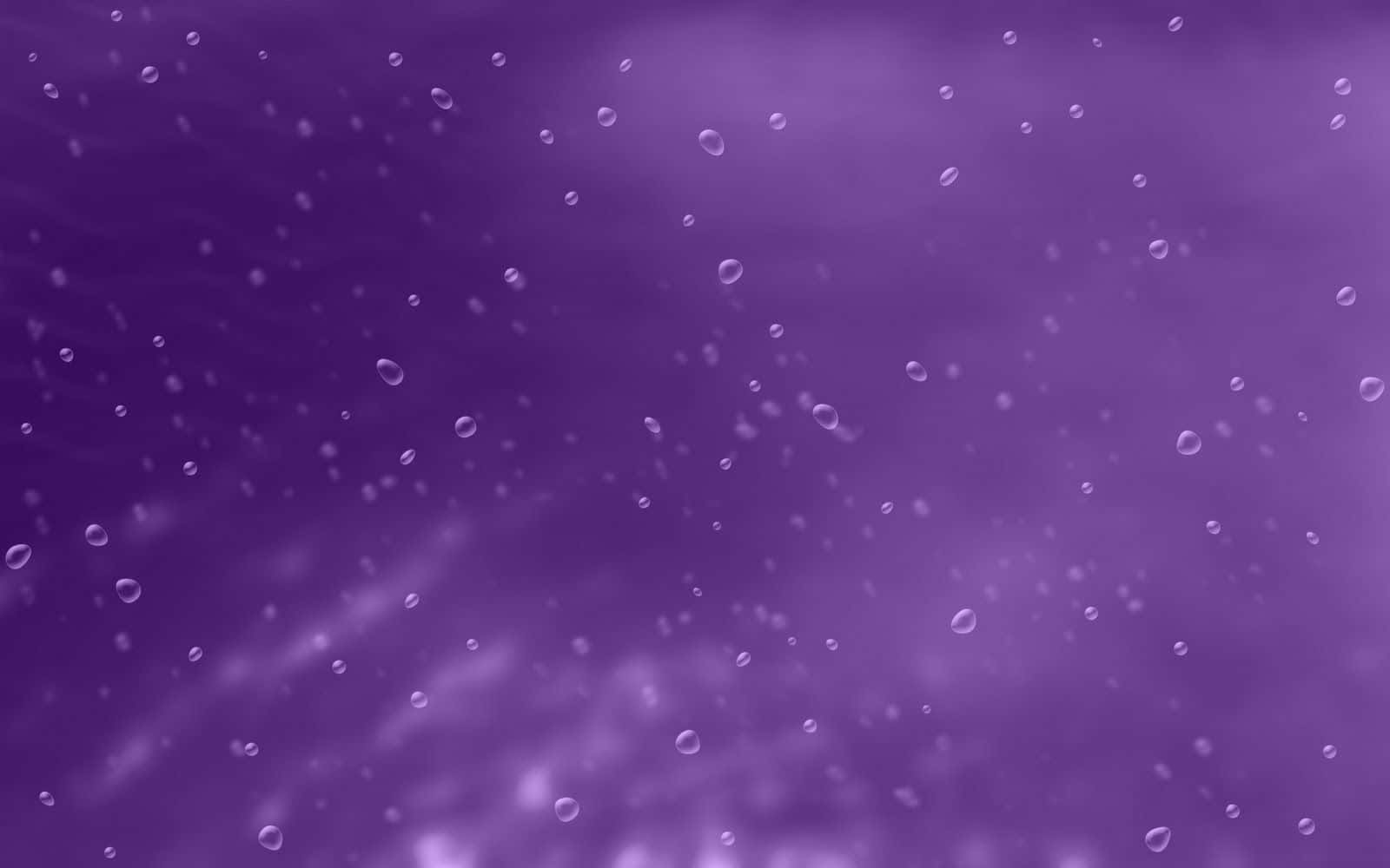 Pretty Purple 桌布 壁紙 — 紫色漸層背景，散落的水滴營造出夢幻飄渺的氛圍。