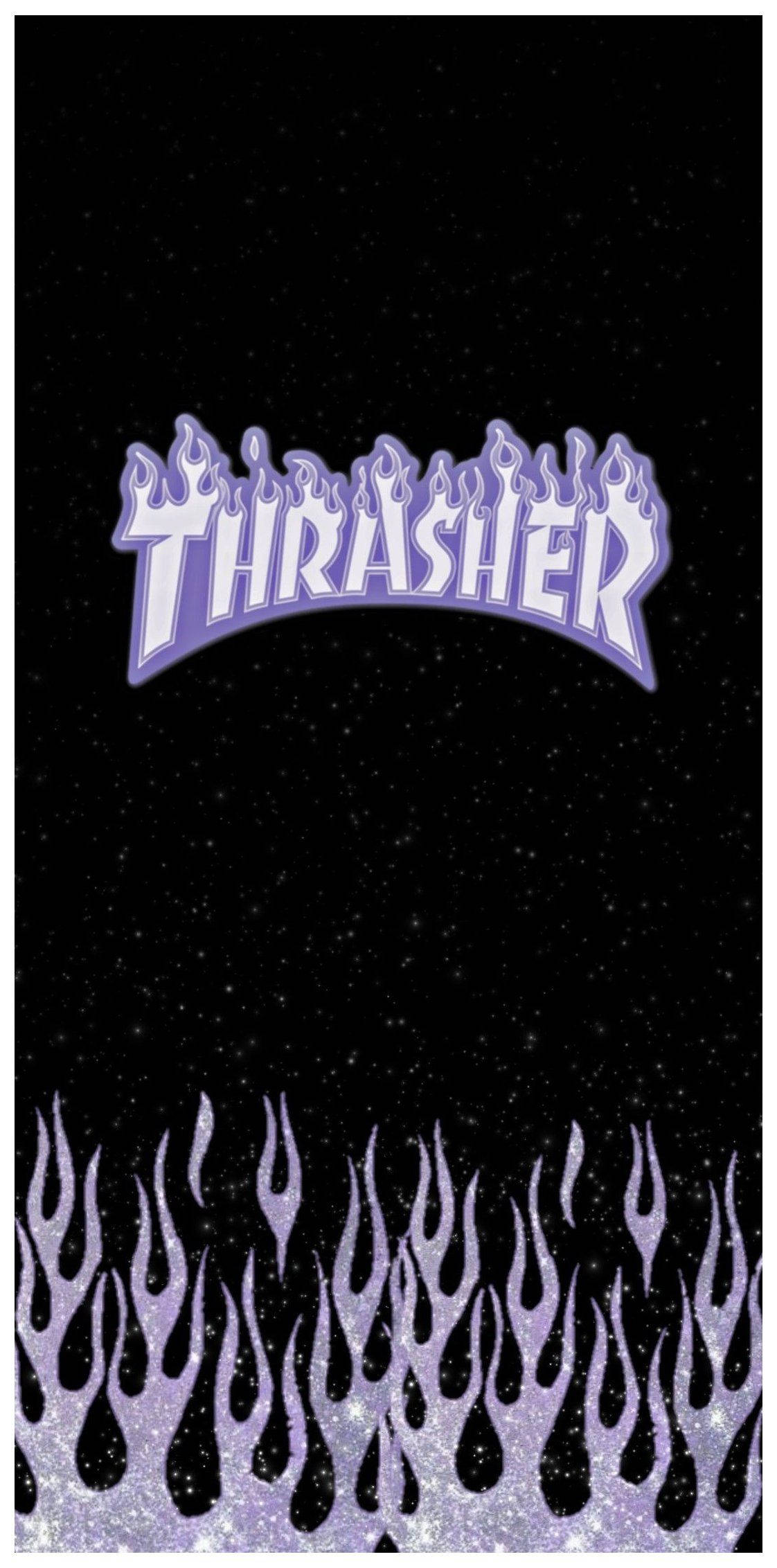 Thrasher 桌布 壁紙 — 紫色火焰標誌，帶有 'THRASHER' 文字，背景為星空黑色，底部有匹配的火焰。
