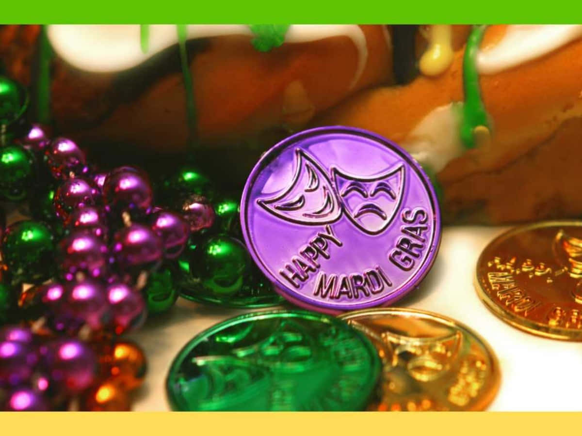 Coin 桌布 壁紙 — 紫色狂歡節硬幣的特寫，上面有喜劇和悲劇面具，周圍環繞著彩色珠子和節日美食。