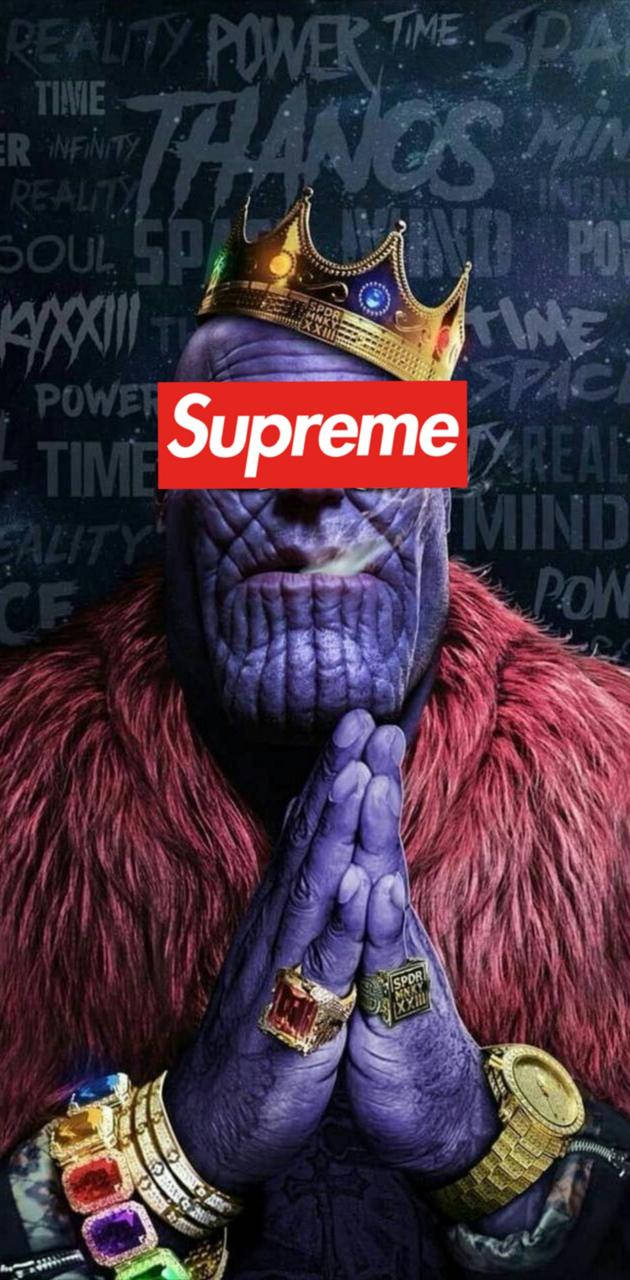 superhero supreme 桌布 壁紙 — 紫色皮膚的薩諾斯戴著金色皇冠和Supreme標誌，雙手合十，戴著珠寶戒指和紅色毛領。