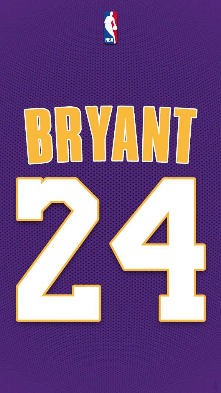 桌布 壁紙 — 紫色籃球球衣的特寫，上面有 'BRYANT' 和號碼 '24'，以粗體黃色和白色字體呈現。