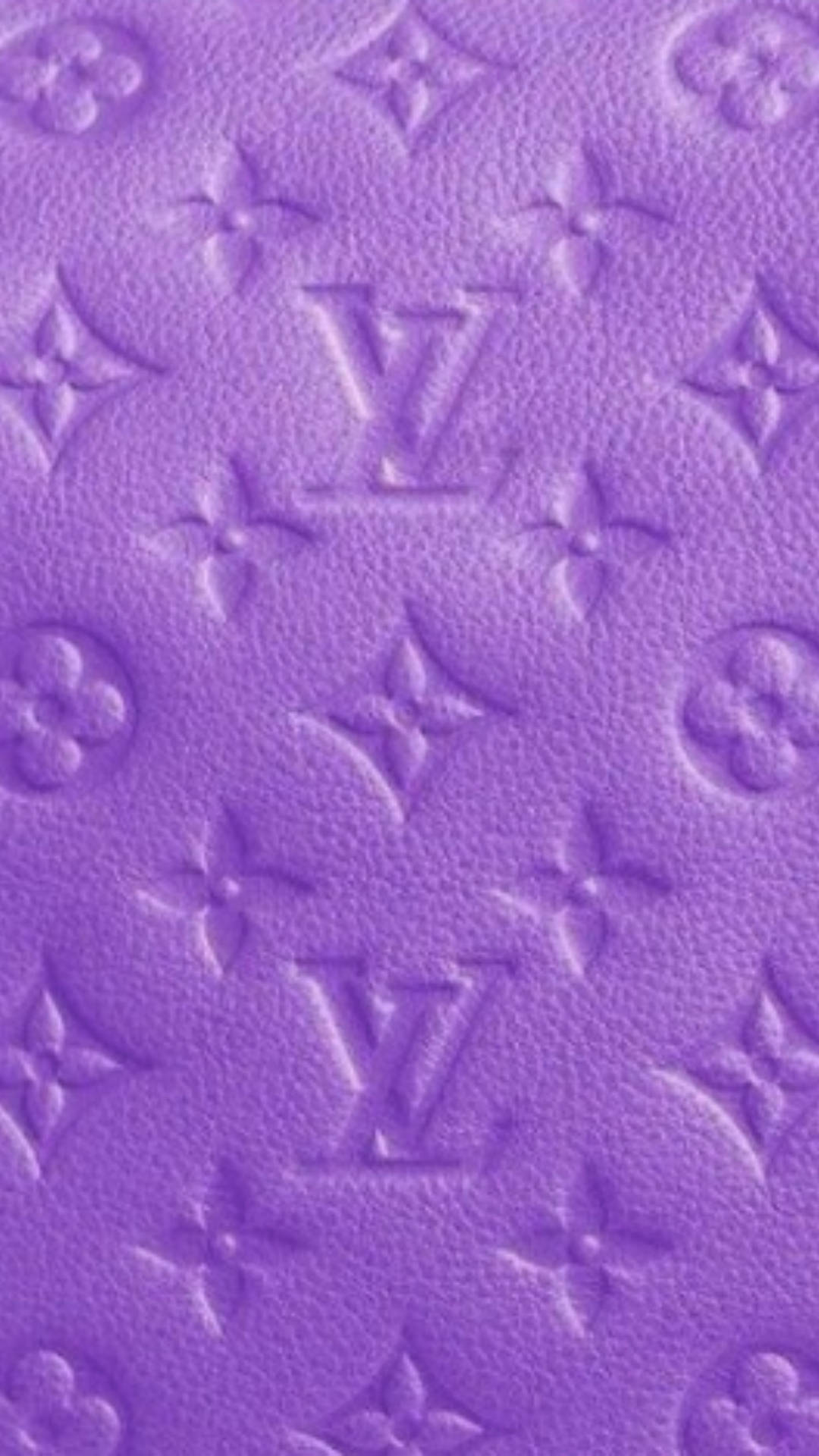 路易威登 桌布 壁紙 — 紫色紋理皮革特寫，帶有壓印路易威登字母組合圖案。