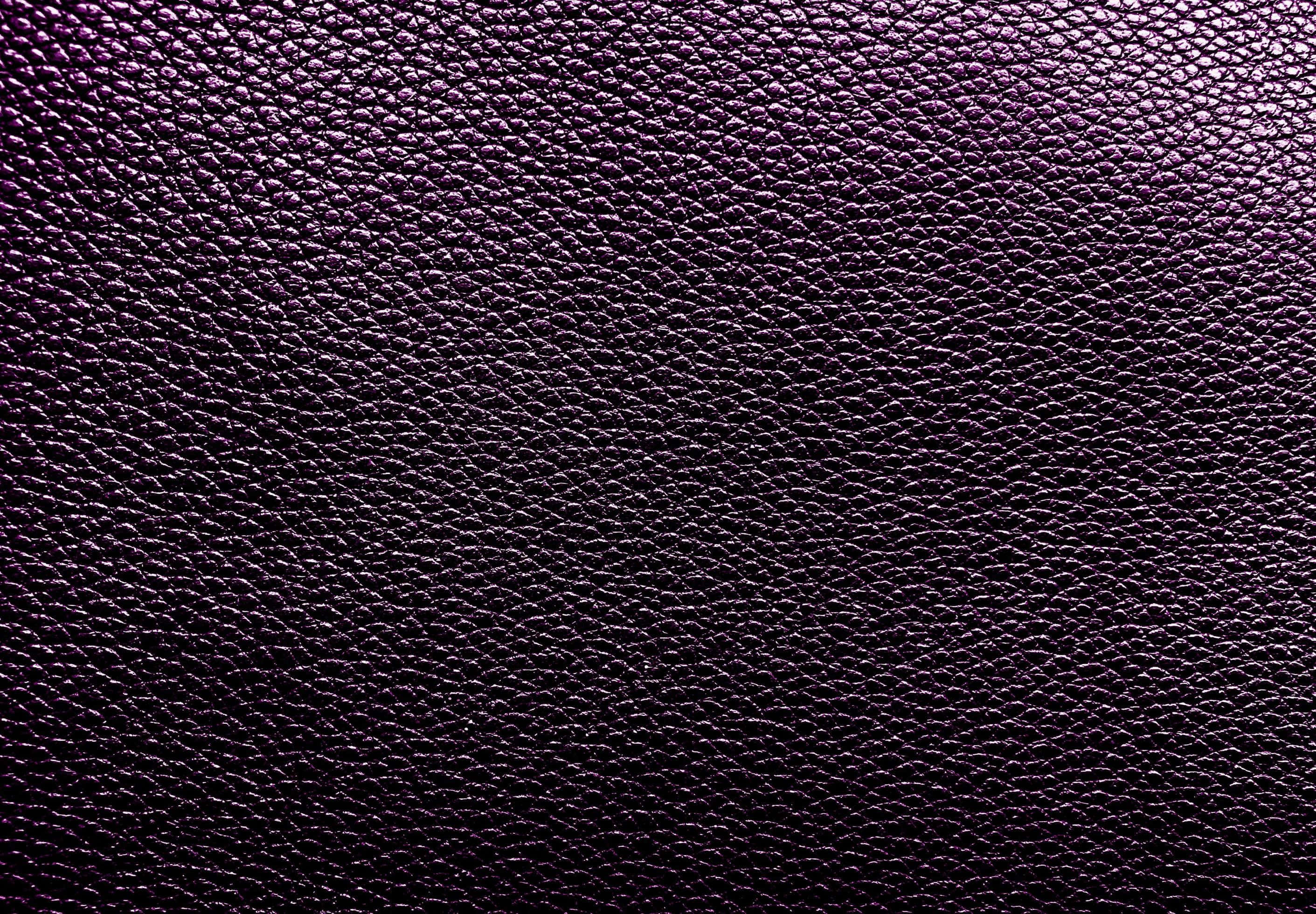 texture 桌布 壁紙 — 紫色紋理皮革特寫，帶有微妙漸變和鵝卵石紋理細節。