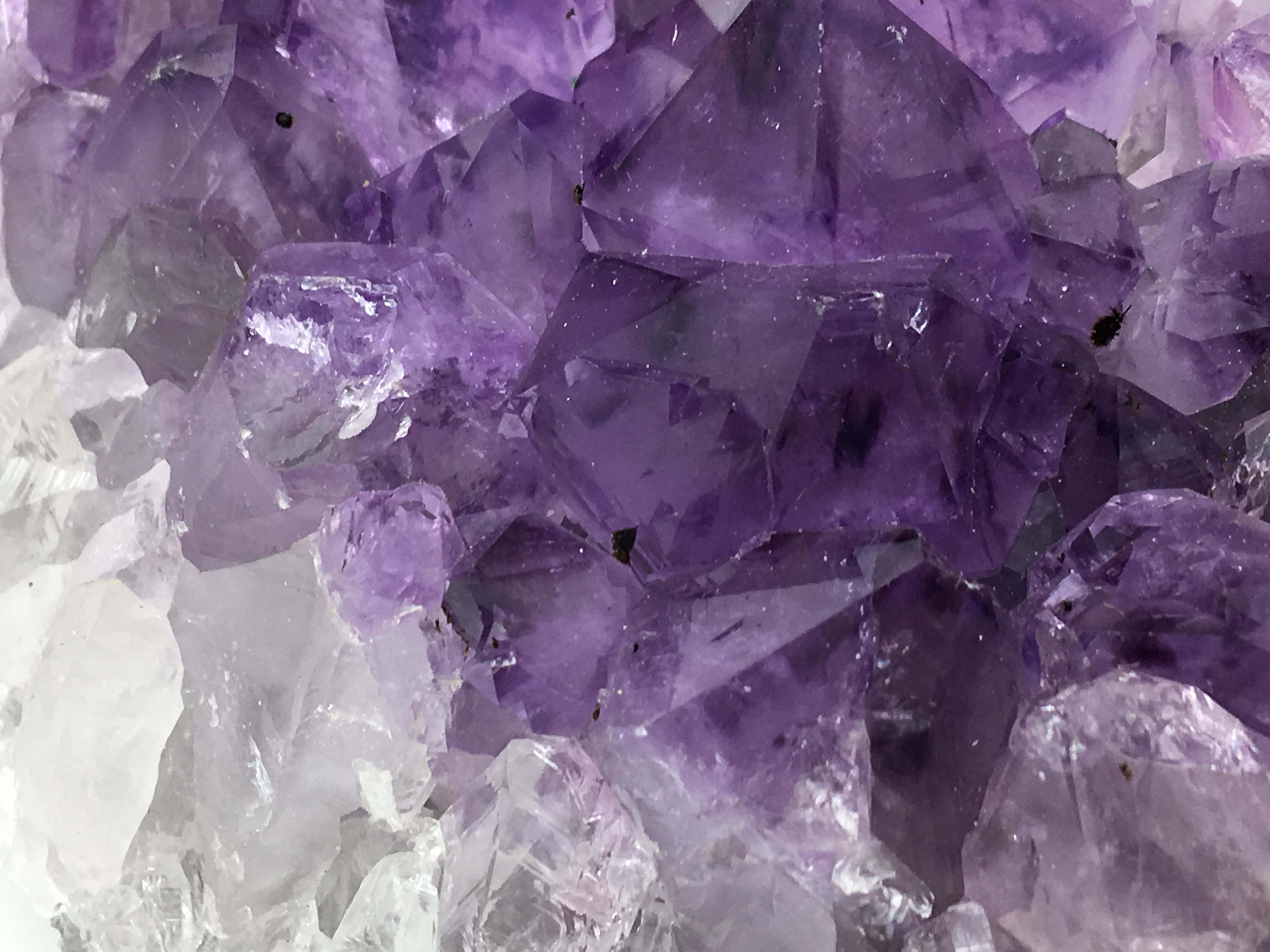 紫水晶 桌布 壁紙 — 紫色紫水晶晶體與透明石英交織在一起，形成閃閃發光的地質簇的特寫。