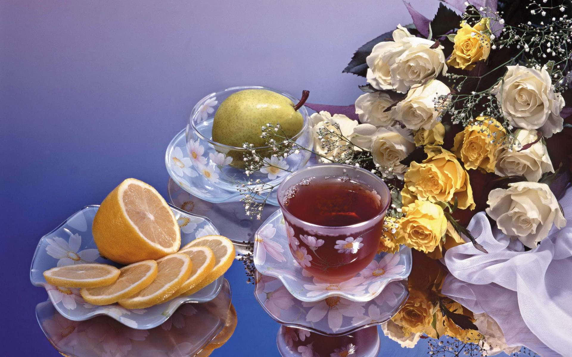 Floral Tea 桌布 壁紙 — 紫色背景上，花卉圖案盤子裡盛載著茶、切片檸檬、一個梨子，以及一束白色和黃色玫瑰的靜物畫。