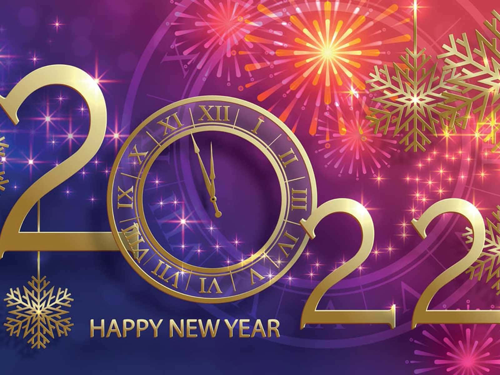 Happy New Year 2022 桌布 壁紙 — 紫色背景上帶有煙火和雪花慶祝新年的金色「2022」和羅馬數字時鐘。