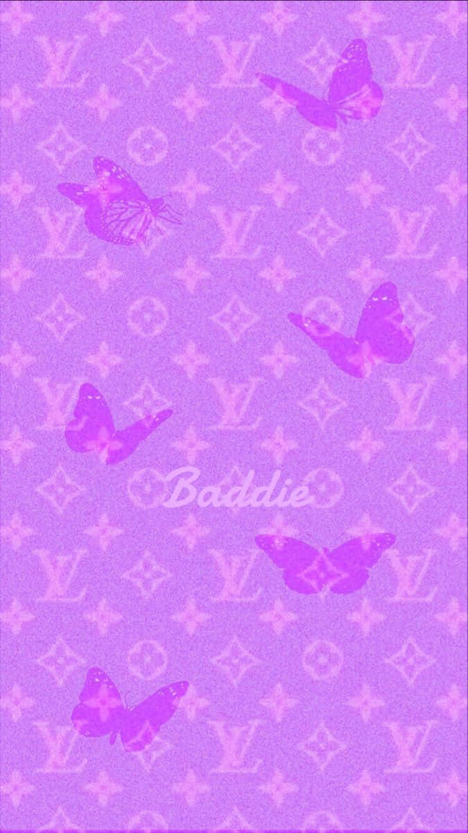 桌布 壁紙 — 紫色蝴蝶在重複的 Louis Vuitton 字母圖案上飛舞，呈現柔和的薰衣草色調。