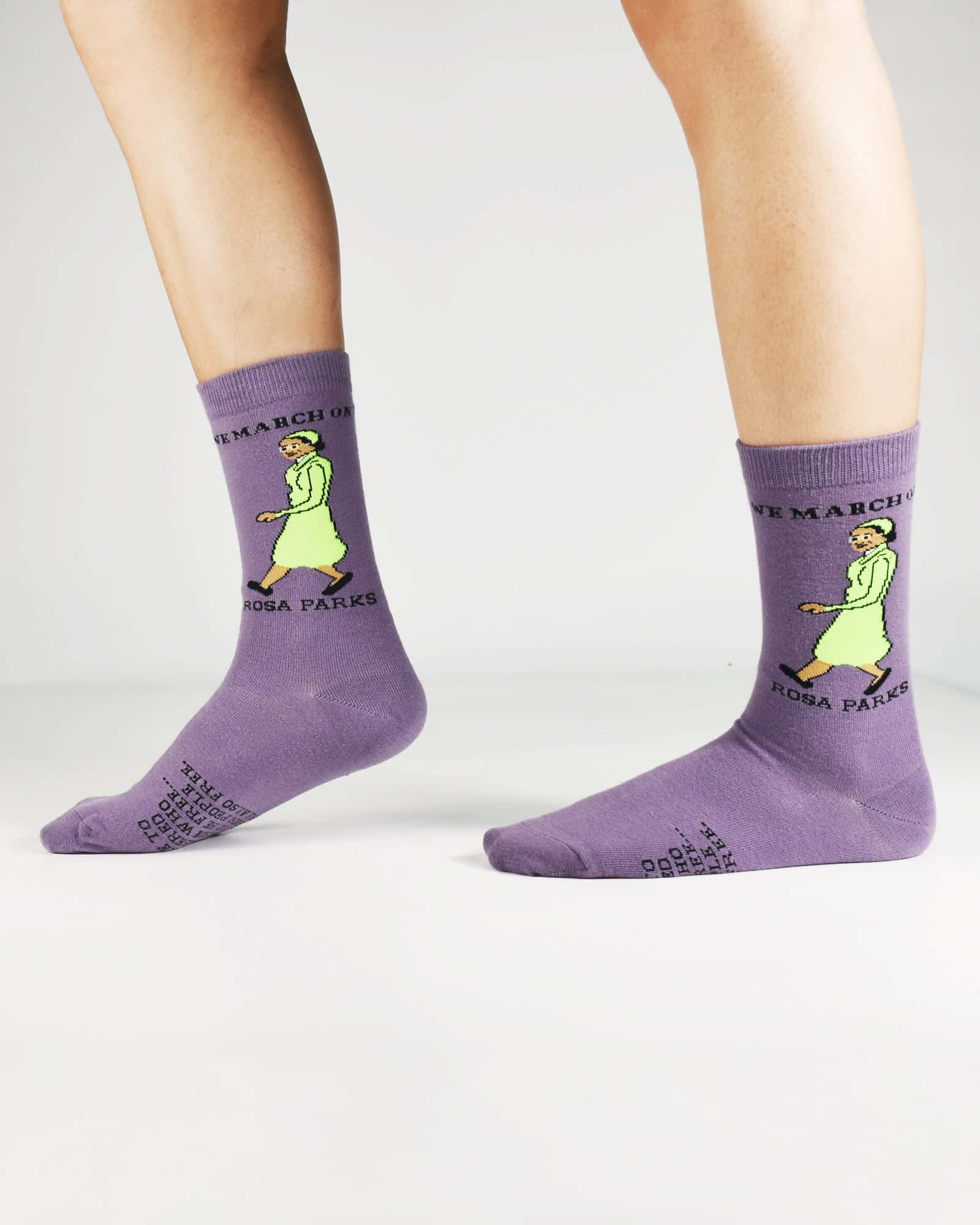 Purple Socks 桌布 壁紙 — 紫色襪子，上面有萊姆綠色的 Rosa Parks 卡通人物行走，並有文字 We March for Rosa Parks，背景為純白色。