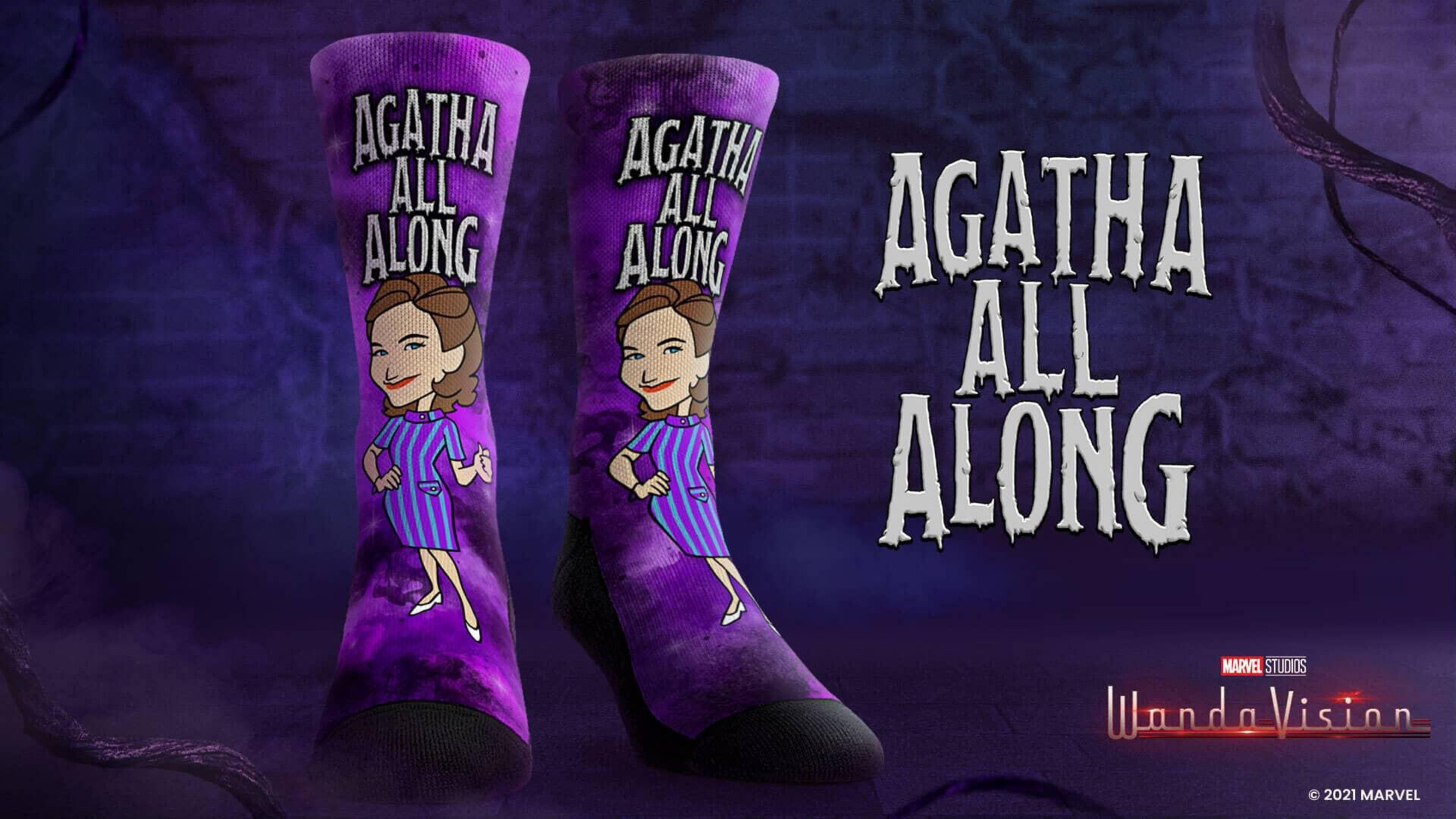 Agatha 桌布 壁紙 — 紫色襪子，印有《汪達與幻視》中的卡通阿嘉莎·哈克尼斯，背景為深紫色紋理。