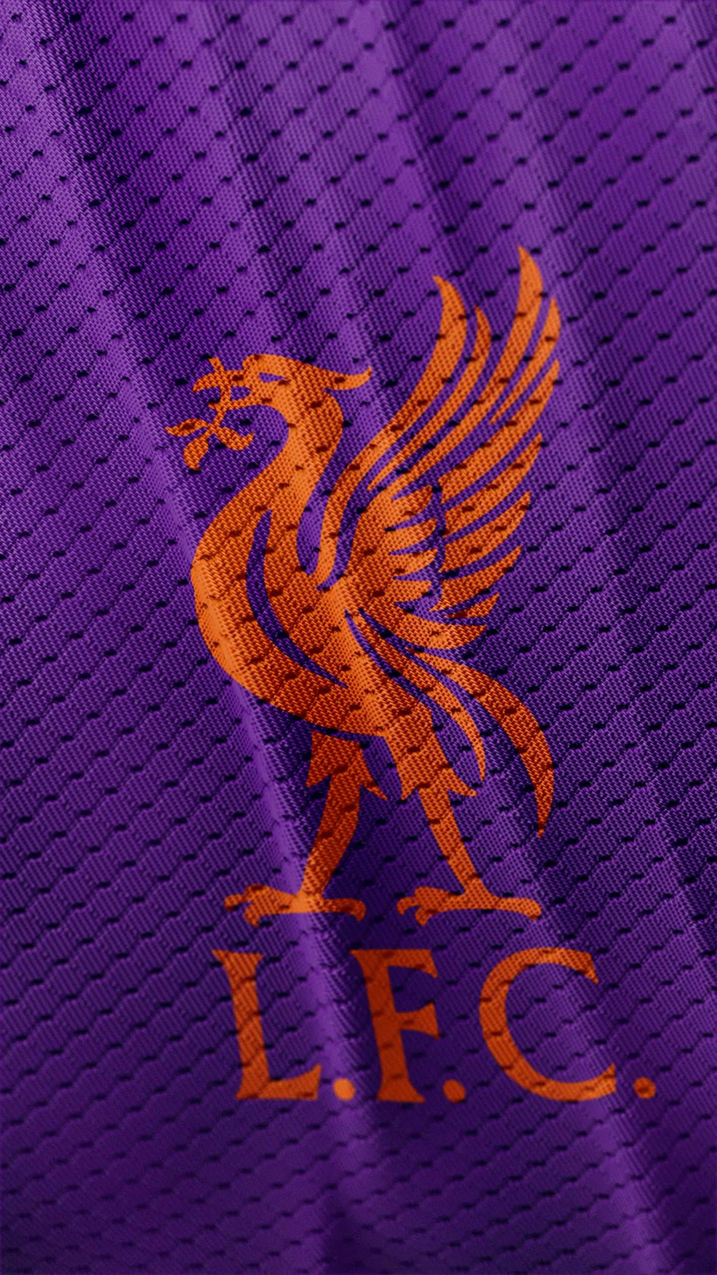 Liverpool Logo 桌布 壁紙 — 紫色足球球衣的特寫，上面有橙色刺繡Liver Bird標誌和L.F.C.字樣。