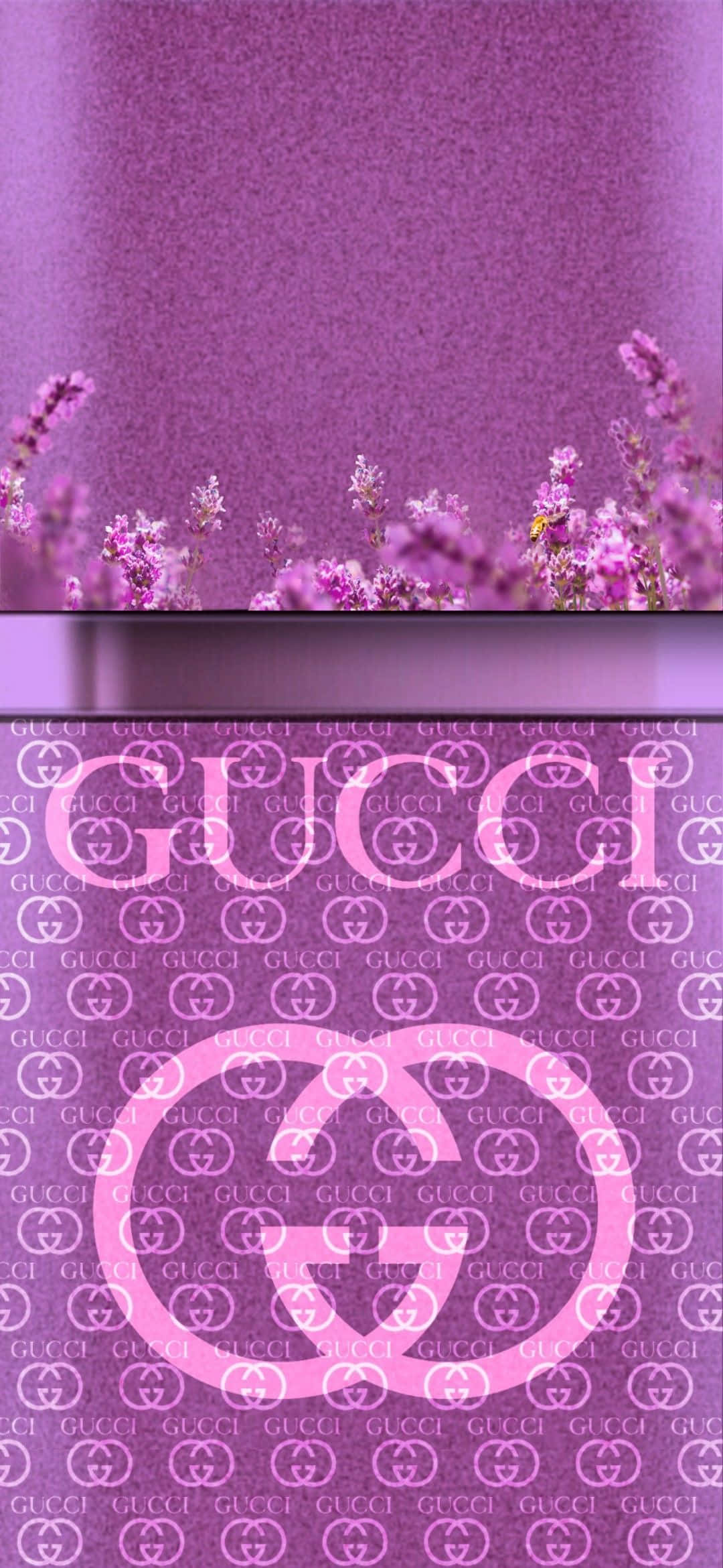 Purple Gucci 桌布 壁紙 — 紫色閃粉壁紙，帶有薰衣草花朵和重複的Gucci標誌圖案，採用柔和粉紅色調。