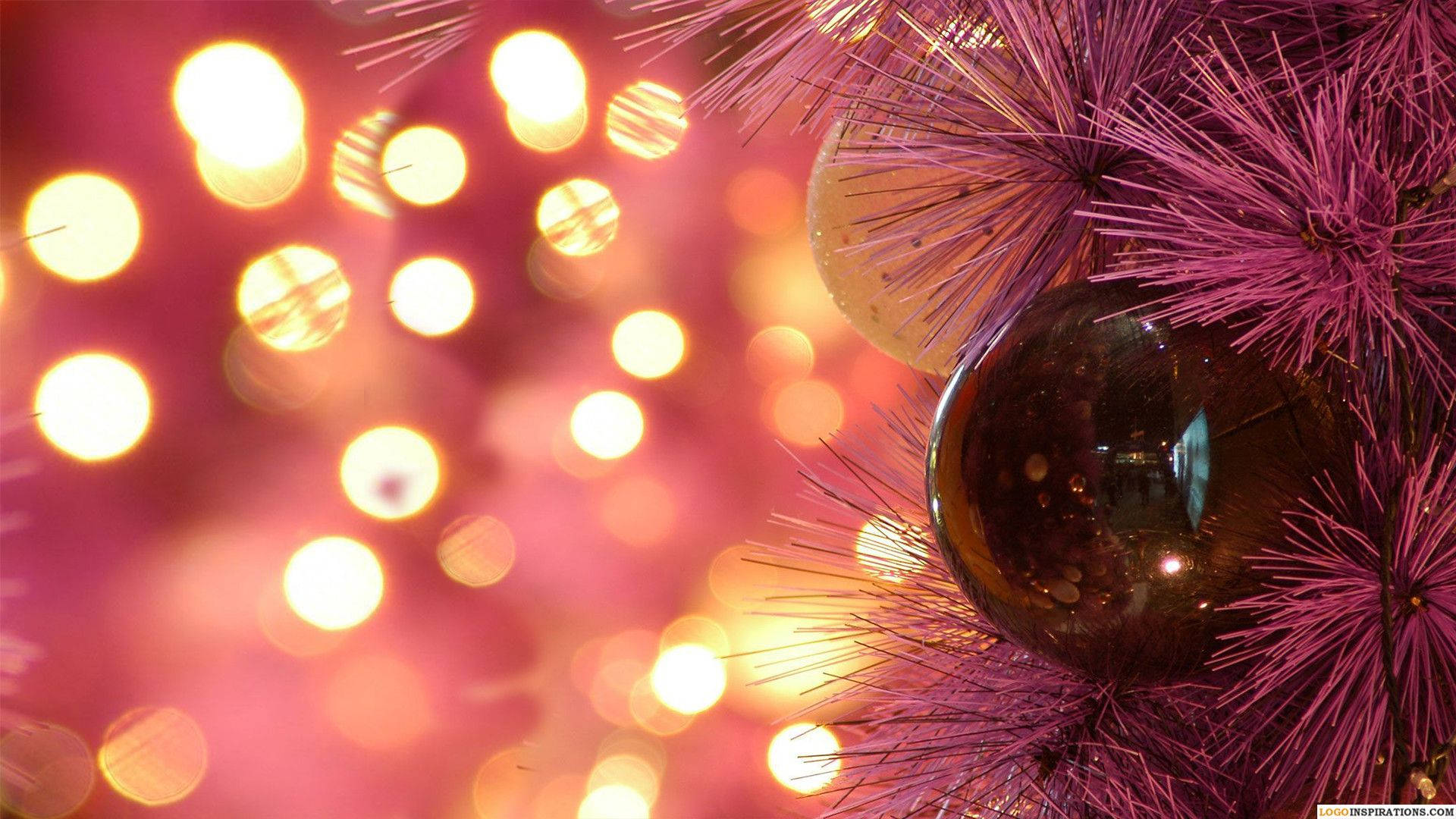 Christmas Lights Aesthetic 桌布 壁紙 — 紫色閃粉樹的特寫，帶有閃亮裝飾品和背景中溫暖發光的散景燈光。