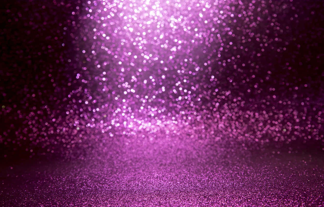 Purple Glitter 桌布 壁紙 — 紫色閃粉粒子如放射狀瀑布般漂浮在柔焦的深色背景上。