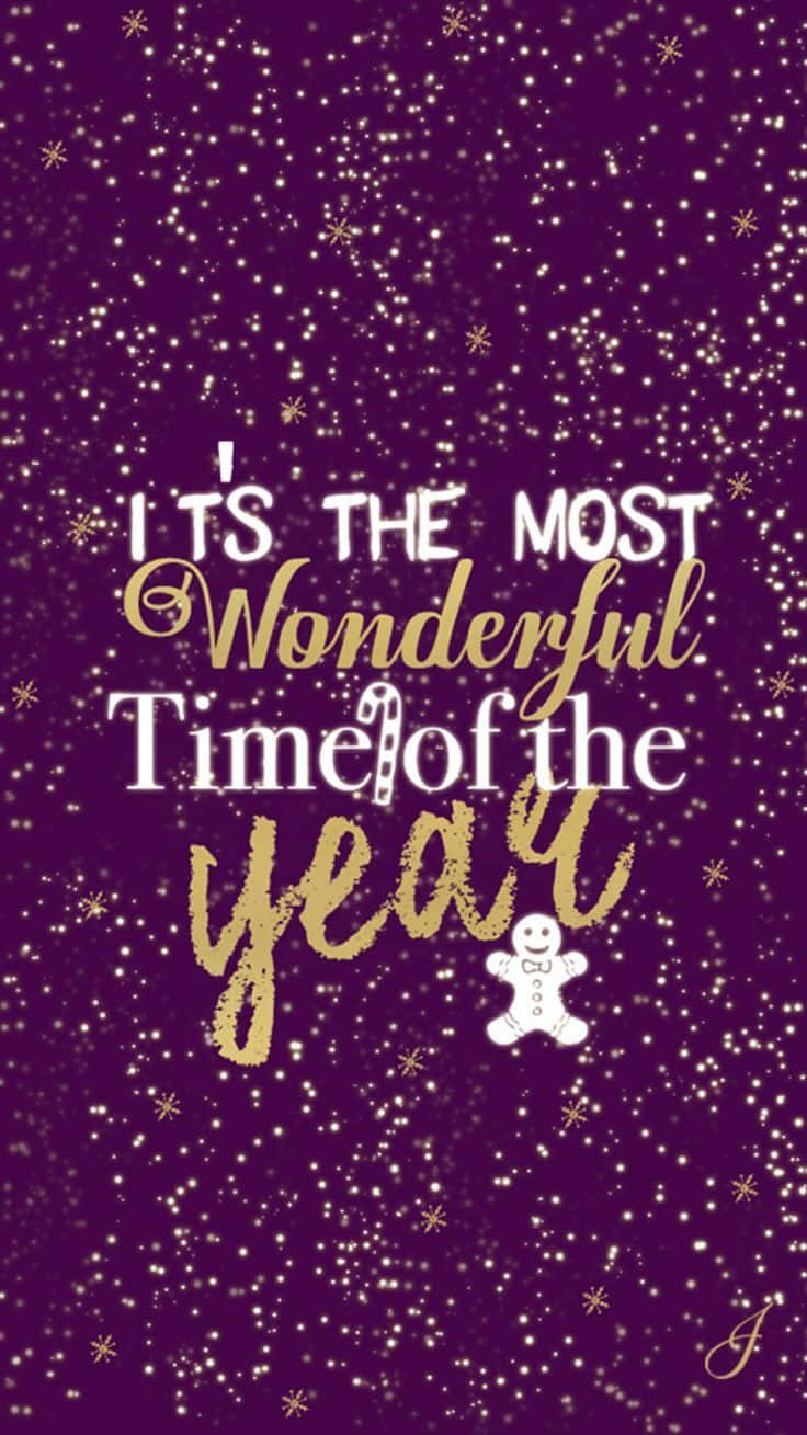 桌布 壁紙 — 紫色閃粉背景，金色和白色文字寫著「It's the most wonderful time of the year」，並有一個薑餅人。