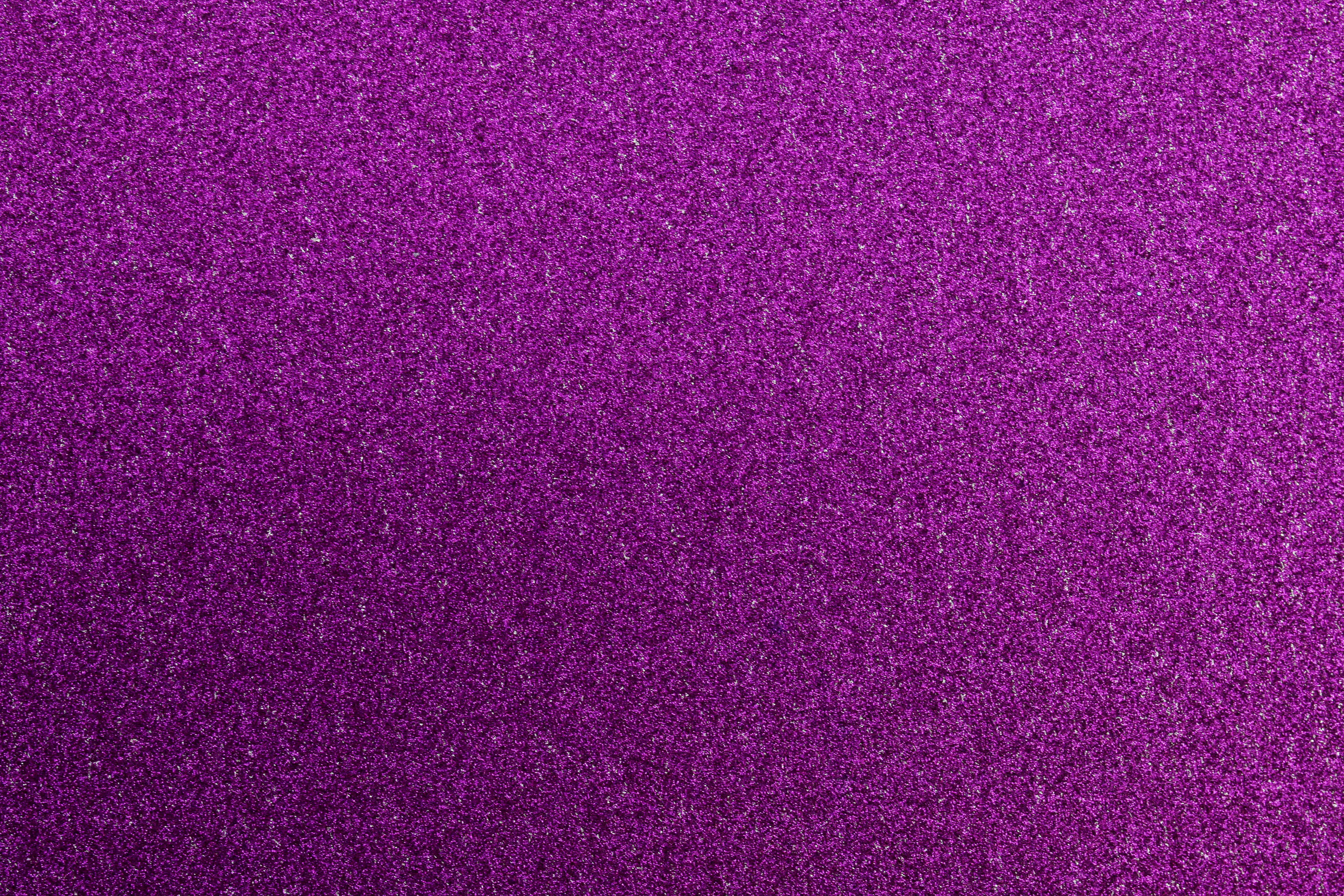 Purple Texture 桌布 壁紙 — 紫色閃粉質感的特寫，表面有閃爍的顆粒捕捉光線。