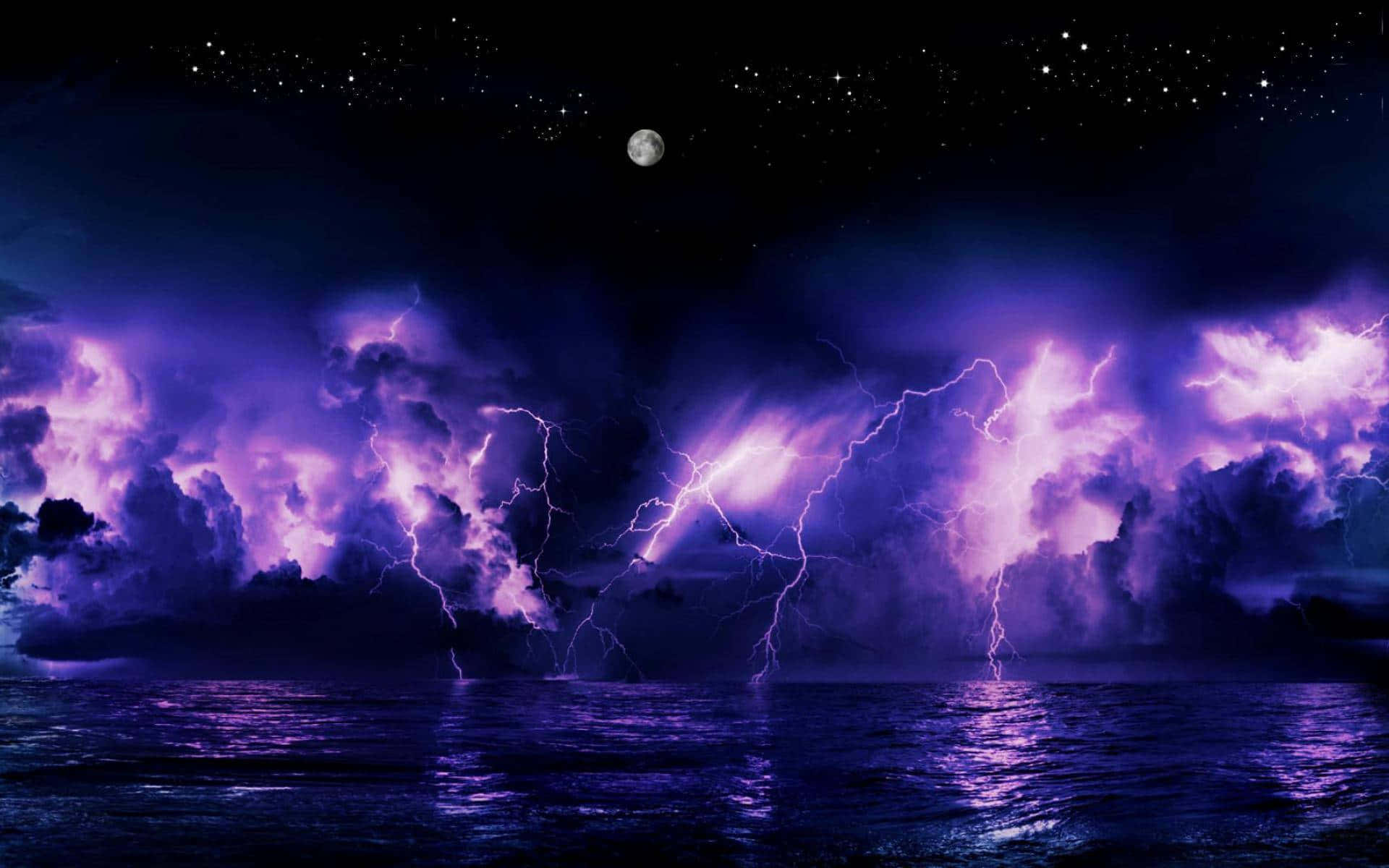 閃電 桌布 壁紙 — 紫色閃電照亮了黑暗海洋上空的暴風雨夜空，上方有滿月和星星。