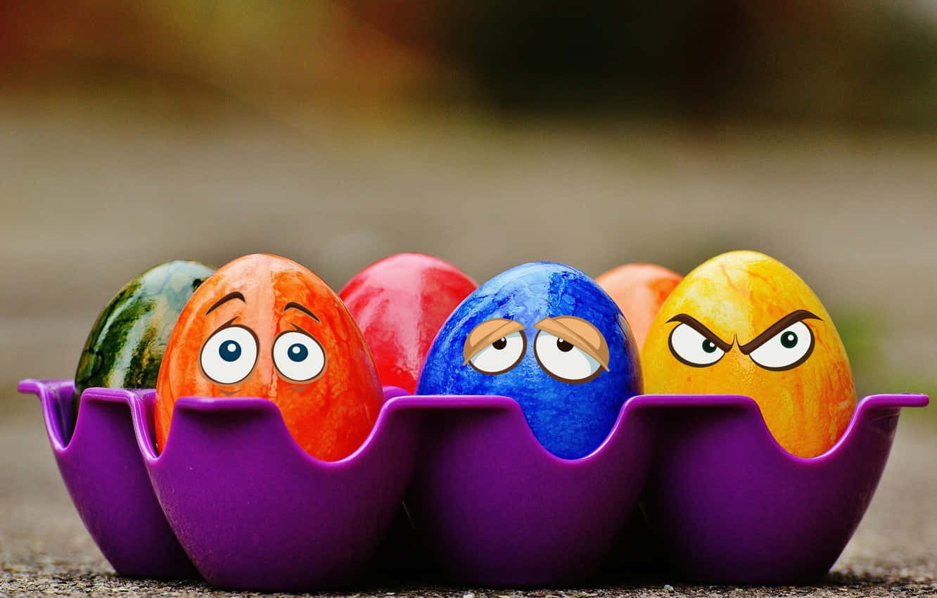 Easter Eggs 桌布 壁紙 — 紫色雞蛋盒中帶有卡通臉孔的彩色繪蛋展現從驚訝到憤怒的各種情緒。