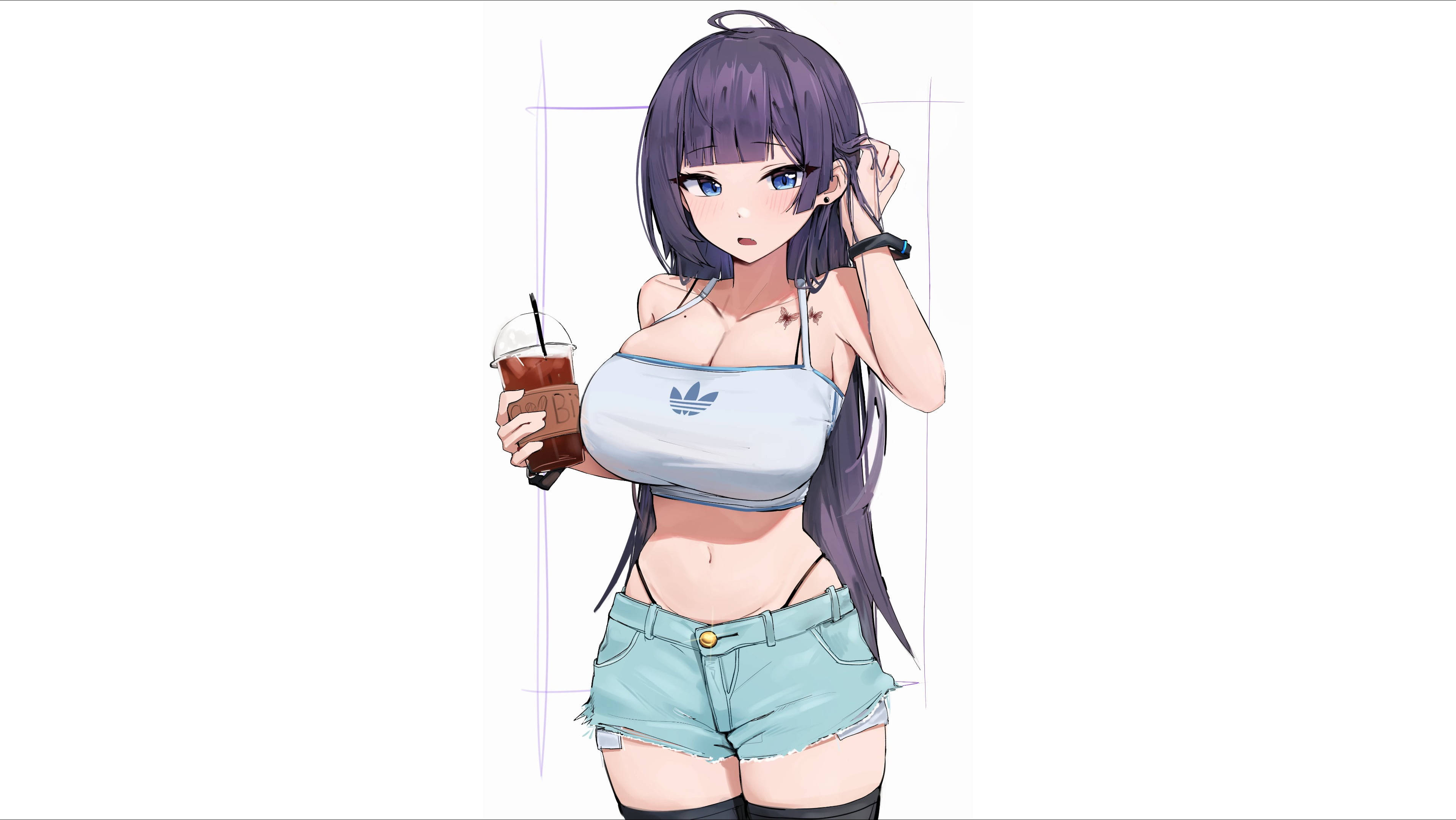 Sexy Anime 桌布 壁紙 — 紫髮動漫女孩在白色背景上穿著淺藍色露臍上衣和牛仔短褲，手持冰咖啡。