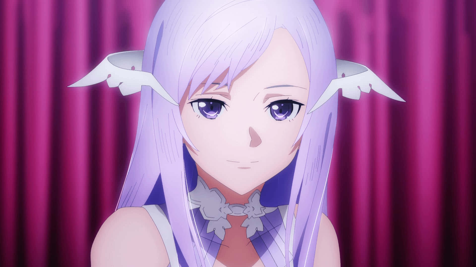 Sword Art Online Quinella 桌布 壁紙 — 紫髮尖耳動漫女孩站在深粉紅色窗簾前，燈光柔和。
