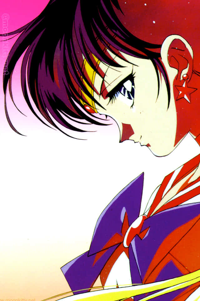sailor mars 桌布 壁紙 — 紫髮戴星形耳環的動漫女孩，在充滿活力的粉紅和紅色漸變背景上向下凝視。