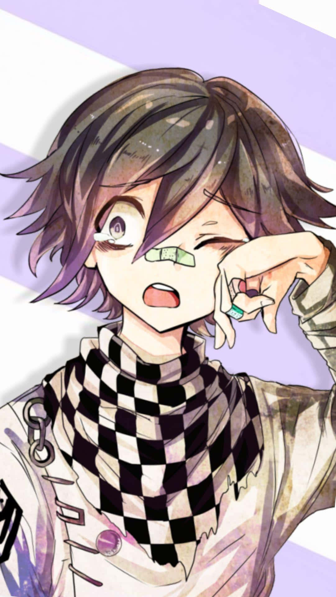 Kokichi Ouma 桌布 壁紙 — 紫髮格子圍巾動畫男孩在紫白條紋背景上，拿著繃帶遮住眼睛並眨眼。