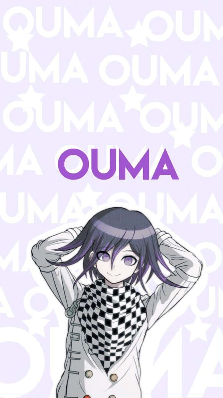 Kokichi Ouma 桌布 壁紙 — 紫髮格子圍巾的動漫女孩在重複的「OUMA」圖案背景前微笑整理頭髮。