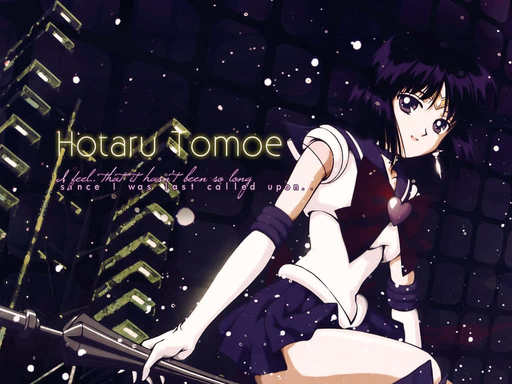 Sailor Saturn 桌布 壁紙 — 紫髮水手服動畫女孩坐在欄杆上，背景是黑暗星空城市景觀，帶有發光文字。