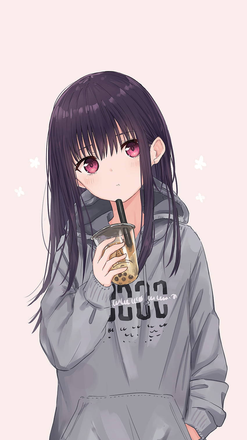動漫女孩 桌布 壁紙 — 紫髮粉紅眼睛的動漫女孩，穿著灰色連帽衫，在柔和的粉紅色背景中，漂浮的星星下喝著珍珠奶茶。